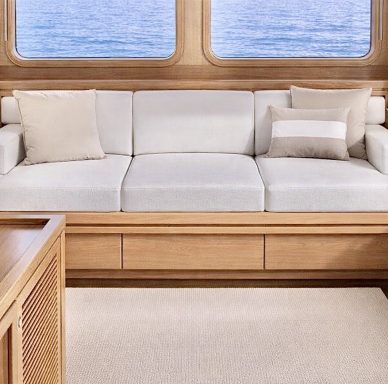 Light shades of Beige and white in a light wood frame is a successful recipe for a cozy ambience.